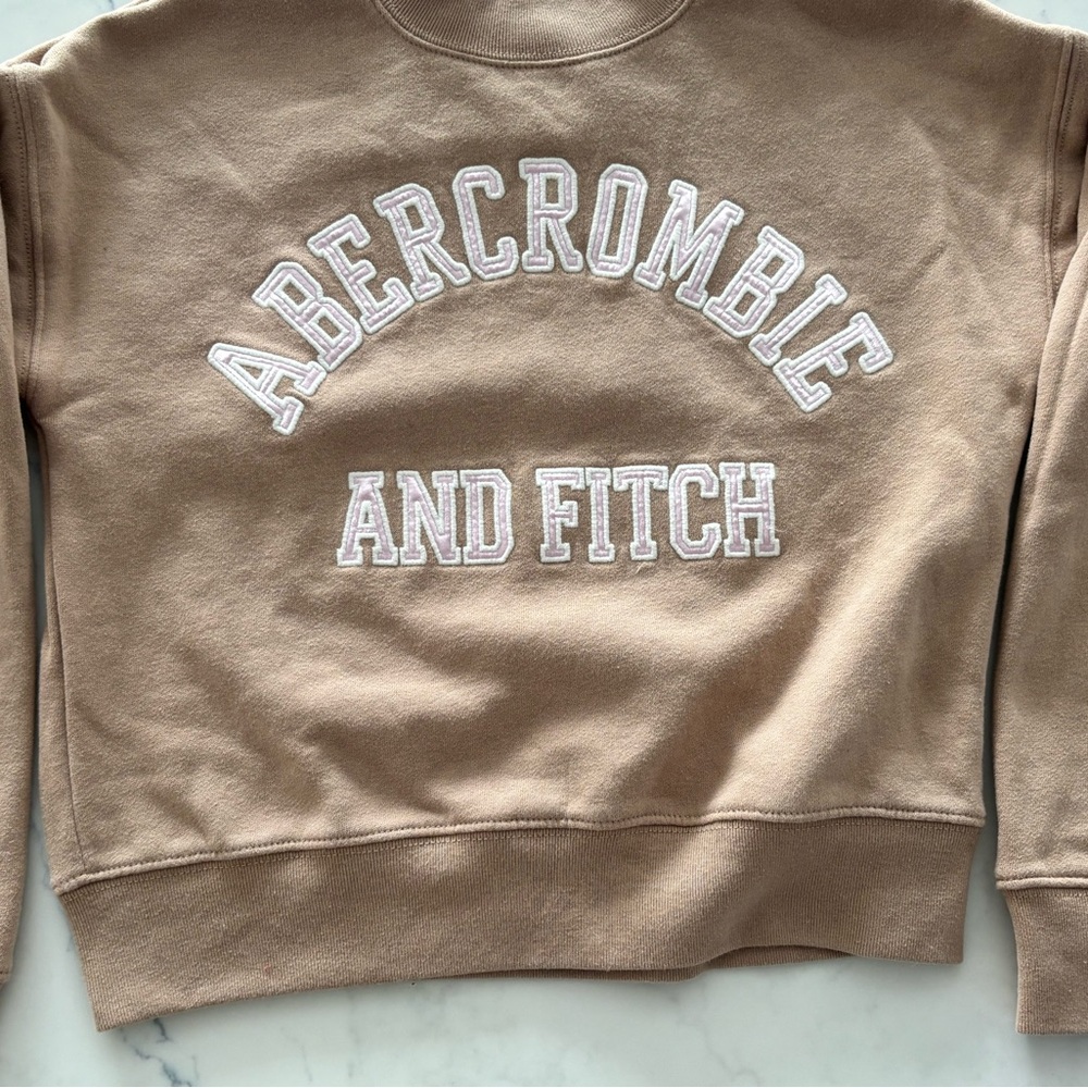Abercrombie & Fitch Beige Logo kids Sweatshirt. 9/10